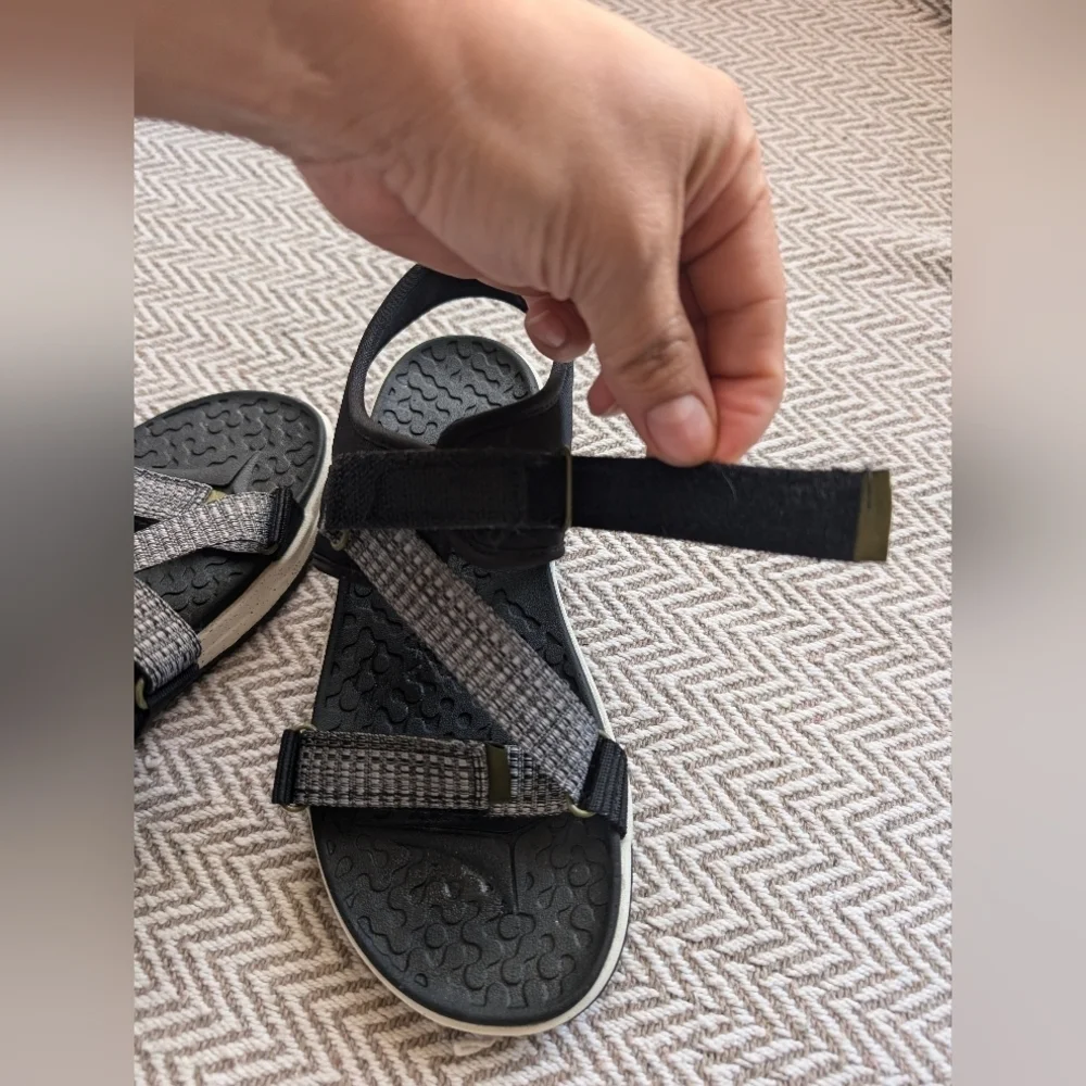 Wonder Nation Black and Silver Kids Sandals/ New With Out Tags Size 3